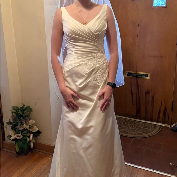 DAVID'S BRIDAL V-Neck Trumpet Wedding Dress with Pleated Bodice - Picture 2 of 3